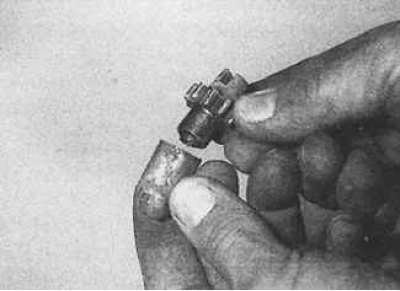 8. Проверете състоянието и износването на накладките на ръчната спирачка. Минималната дебелина на…