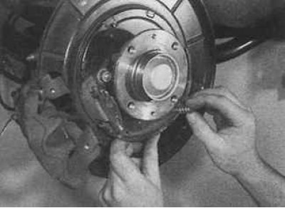 3. Поставете долната челюст на ръчната спирачка и я закрепете със задържащата пружина.