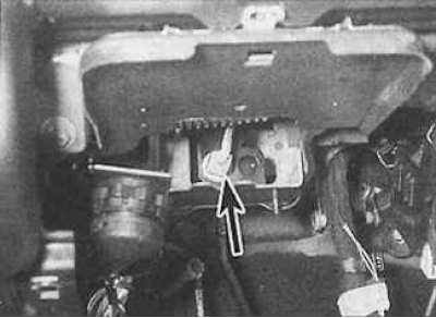 3. Отстранете винтовете и отстранете долната тапицерия на арматурното табло. Достъп до…