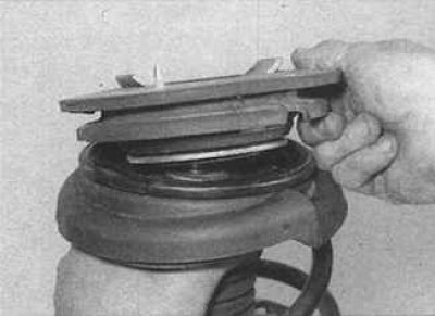 3. Уклоните плочу (врх предњег стуба).