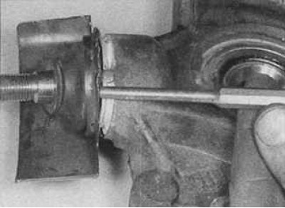 Нижний шаровой шарнир передней подвески — снятие и установка (Пежо 406 ...