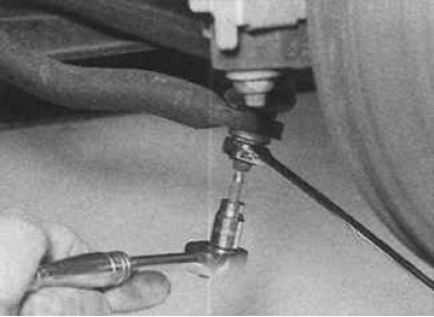 2. Unscrew the nuts securing the left and right rocker arms to the anti-roll bar.
