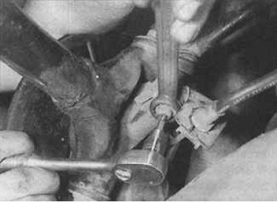 4. Unscrew the nut securing the rear tie rod ball joint to the journal and remove the ball joint…