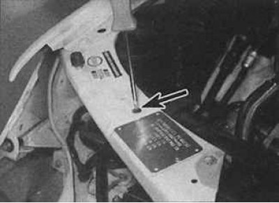 Трос замка капота — снятие и установка (Пежо 406, 1995-2004 ...