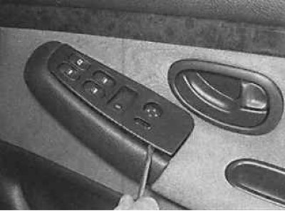 1. Using a thin screwdriver, remove the decorative cover of the switches on the car door.