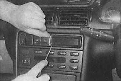 1. Като използвате тънка отвертка като лост, отстранете многофункционалния дисплей от арматурното…