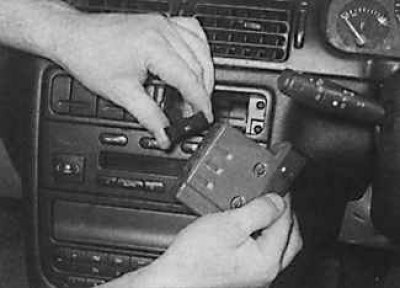 2. Изключете електрическия конектор от многофункционалния дисплей.