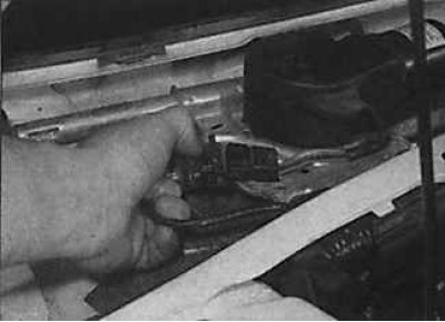 6. Odłączyć złącze elektryczne znajdujące się na przewodach zasilających silnik wycieraczek.