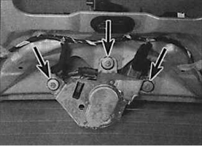 7. Развийте гайките (обозначени със стрелки на снимката вляво) стойките за чистачките на предното…