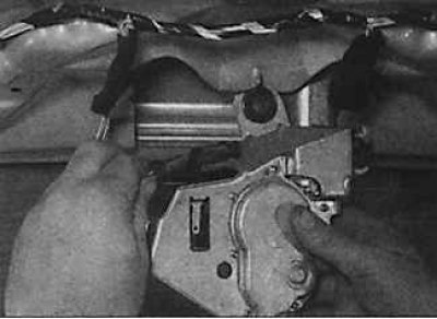 Removal and installation of the mechanism of a forward screen wiper (Peugeot 207