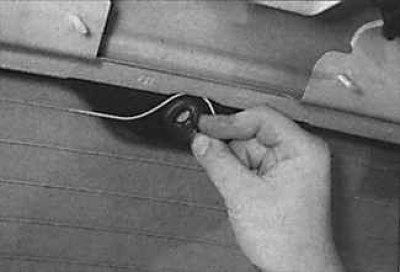 9. Отстранете уплътненията и гумения уплътнителен пръстен от задната врата.