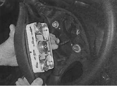 3. Поставете волана право напред и отстранете въздушната възглавница от волана. Изключете…