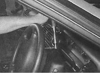 4. За да инсталирате, свържете електрическия конектор към въздушната възглавница, позиционирайте…