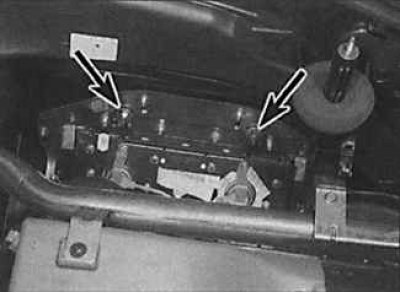 8. Развийте гайките (обозначени със стрелки) стойките на въздушната възглавница и я извадете от…