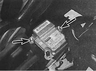 11. Развийте гайките (обозначени със стрелки) крепежни елементи и извадете блока за управление на…