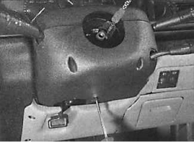 16. Развийте винтовете, закрепващи долния капак на кормилната колона, и свалете горния и долния…