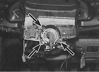 19. Развийте винтовете (обозначени със стрелки на снимката вляво) и премахнете контакта от горната…