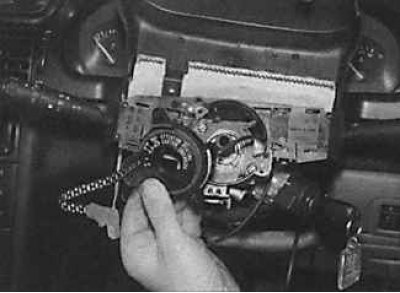 19. Развийте винтовете (обозначени със стрелки на снимката вляво) и премахнете контакта от горната…